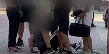 Αμπελόκηποι: Τον τσάκωσαν να κλέβει και τον έκαναν “Μαύρο” στο Ξύλο![video]