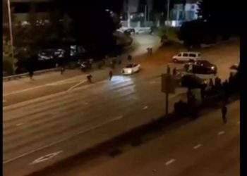 Σιάτλ: Η στιγμή που το λευκό αυτοκίνητο χτυπά τις διαδηλώτριες και τις εκσφενδονίζει! ΠΡΟΣΟΧΗ ΣΚΛΗΡΕΣ ΕΙΚΟΝΕΣ