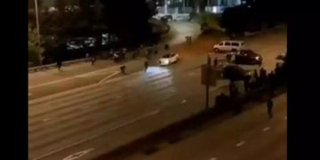 Σιάτλ: Η στιγμή που το λευκό αυτοκίνητο χτυπά τις διαδηλώτριες και τις εκσφενδονίζει! ΠΡΟΣΟΧΗ ΣΚΛΗΡΕΣ ΕΙΚΟΝΕΣ