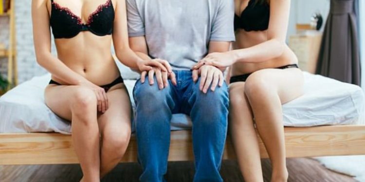 Alldaynews.gr Χαμός στην Πάτρα! Γιος έπιασε την μάνα του με ζευγάρι στο κρεβάτι