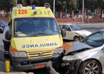 Θεσσαλονίκη: ΙΧ συγκρούστηκε με ασθενοφόρο του ΕΚΑΒ