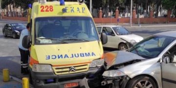 Alldaynews.gr Θεσσαλονίκη: ΙΧ συγκρούστηκε με ασθενοφόρο του ΕΚΑΒ