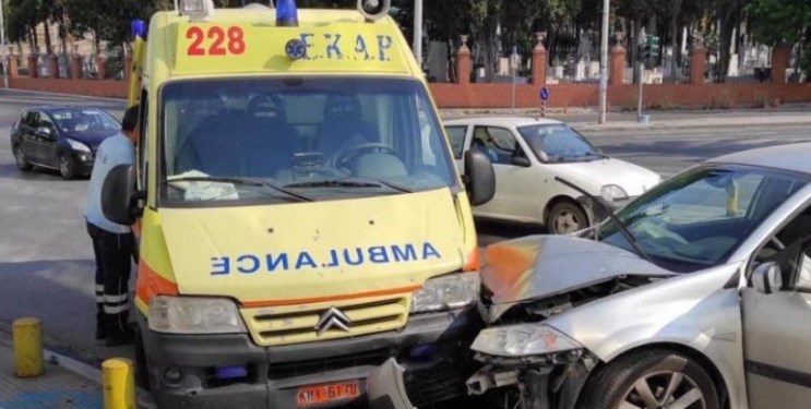 Alldaynews.gr Θεσσαλονίκη: ΙΧ συγκρούστηκε με ασθενοφόρο του ΕΚΑΒ