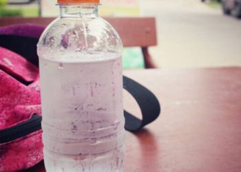 Το πανέξυπνο τρικ για να έχεις κρύο νερό για ώρες