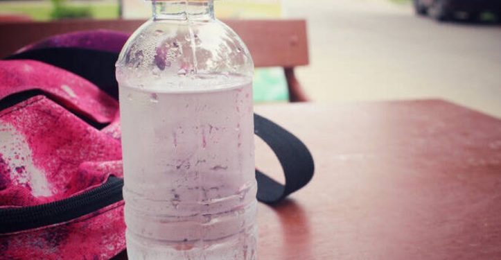 Το πανέξυπνο τρικ για να έχεις κρύο νερό για ώρες