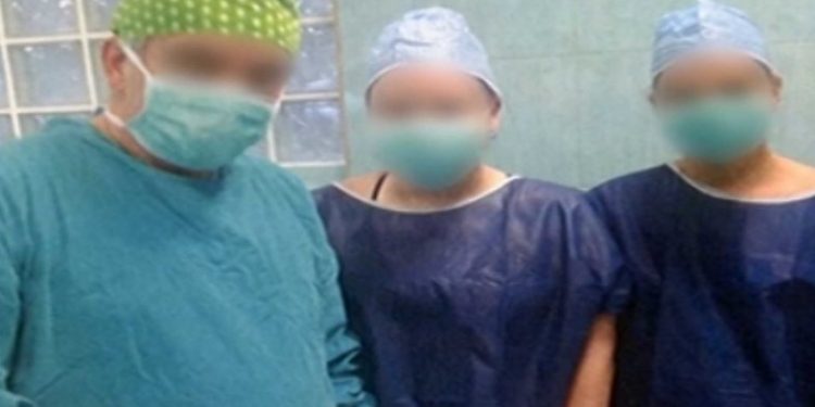 Σοκάρει νέο ντοκουμέντο για τον ψευτογιατρό: Πόζαρε «ντυμένος» χειρουργός με… νυστέρι[video]