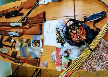 Οπλοστάσιο σε σπίτι στο Αγρίνιο: Βρέθηκαν από Καλάσνικοφ και Enfield μέχρι και βέλη