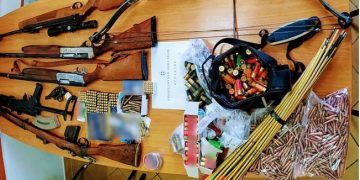 Οπλοστάσιο σε σπίτι στο Αγρίνιο: Βρέθηκαν από Καλάσνικοφ και Enfield μέχρι και βέλη