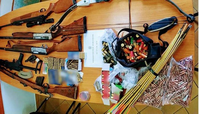 Οπλοστάσιο σε σπίτι στο Αγρίνιο: Βρέθηκαν από Καλάσνικοφ και Enfield μέχρι και βέλη