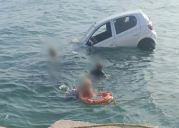 Πήγαν να μπουν στο πλοίο και βρέθηκαν με το αμάξι στη θάλασσα[Φωτογραφίες]