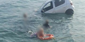 Πήγαν να μπουν στο πλοίο και βρέθηκαν με το αμάξι στη θάλασσα[Φωτογραφίες]