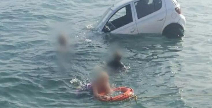 Πήγαν να μπουν στο πλοίο και βρέθηκαν με το αμάξι στη θάλασσα[Φωτογραφίες]