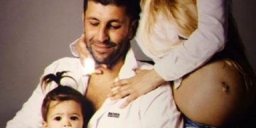 Alldaynews.gr Βικτώρια Καρύδα: Ανατριχιάζει το σημείωμα της κόρης της στη φωτογραφία του πατέρα της