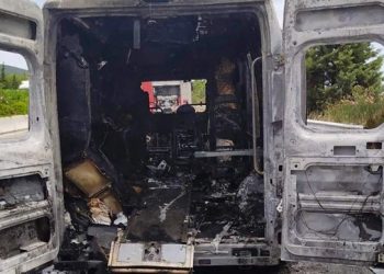 Ασθενοφόρο που μετέφερε ασθενή τυλίχθηκε στις φλόγες κοντά στον κόμβο Βελεστίνου[video]