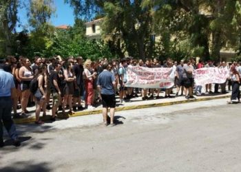 Ο γιός έβγαινε απο την “Κλούβα” Κρατούμενος και ο πατέρας φώναζε: «Κώστα, Νομική Αθήνας περνάς!»