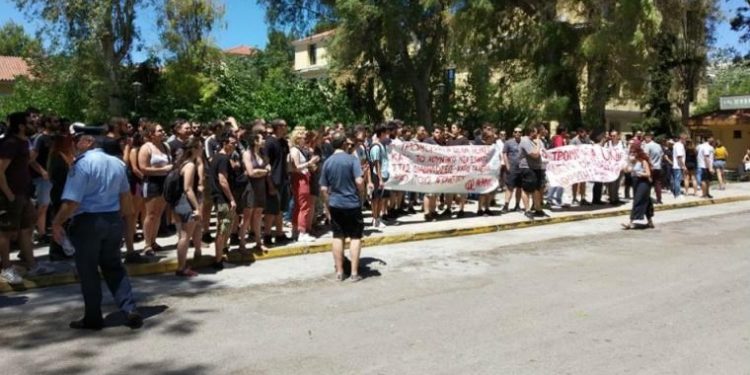 Ο γιός έβγαινε απο την “Κλούβα” Κρατούμενος και ο πατέρας φώναζε: «Κώστα, Νομική Αθήνας περνάς!»