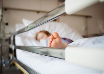 Ανατροπή στην Περαία: Διασωληνωμένο και όχι νεκρό το 5χρονο αγόρι στην παραλία