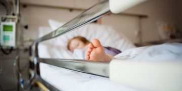 Ανατροπή στην Περαία: Διασωληνωμένο και όχι νεκρό το 5χρονο αγόρι στην παραλία