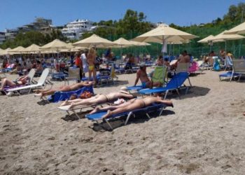 Ακτή Βουλιαγμένης: Έβαλαν ρεζερβέ ξαπλώστρες με €50 – Τους γύρισαν την πλάτη οι λουόμενοι[photos]