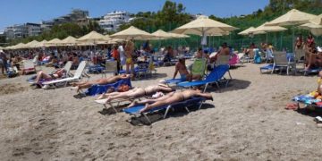Ακτή Βουλιαγμένης: Έβαλαν ρεζερβέ ξαπλώστρες με €50 – Τους γύρισαν την πλάτη οι λουόμενοι[photos]