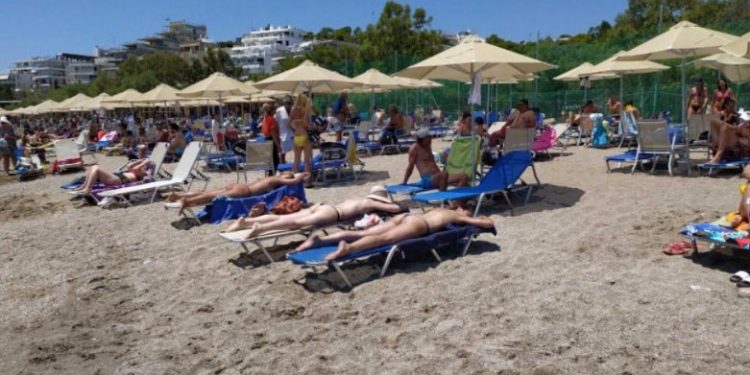 Ακτή Βουλιαγμένης: Έβαλαν ρεζερβέ ξαπλώστρες με €50 – Τους γύρισαν την πλάτη οι λουόμενοι[photos]