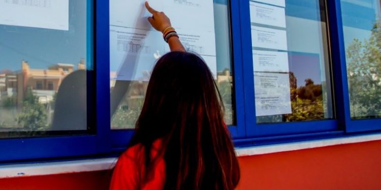 Βάσεις 2020: Γκρεμίζονται σε όλα τα πεδία – «Βατερλό» σε Μαθηµατικά, Ιστορία και Χηµεία