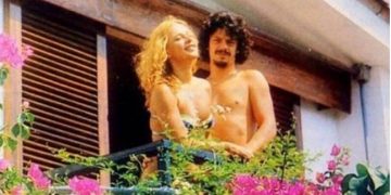 Alldaynews.gr Αλίκη Βουγιουκλάκη: Οι αδημοσίευτες φωτογραφίες στην αγκαλιά του Μπονάτσου