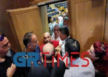 «Άναψαν τα αίματα»: Γονείς σε απόγνωση στην Καλαμαριά – Ένταση στο δημοτικό συμβούλιο (video)