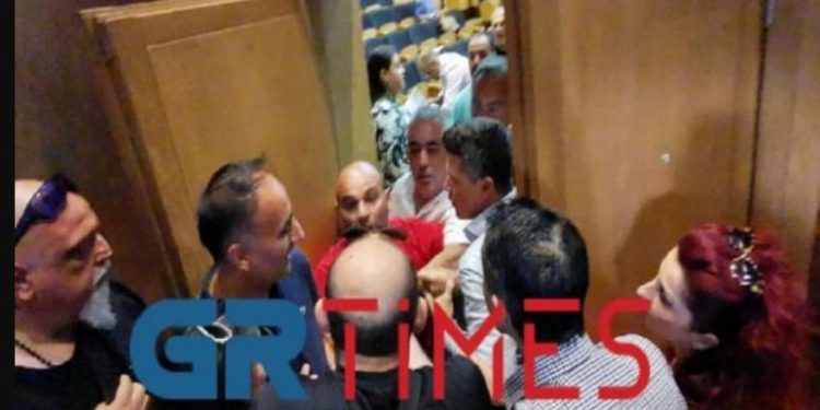 «Άναψαν τα αίματα»: Γονείς σε απόγνωση στην Καλαμαριά – Ένταση στο δημοτικό συμβούλιο (video)