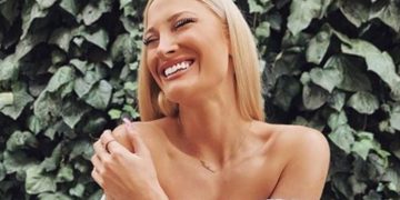 Ιωάννα Τούνη: Ποζάρει τόπλες μαζί με φίλη της και προκαλεί εγκεφαλικά![photo]