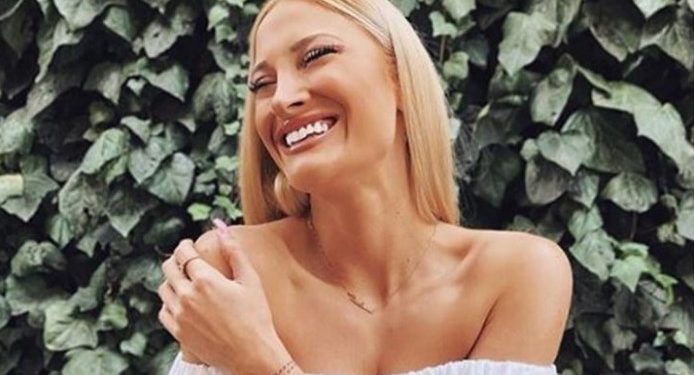 Ιωάννα Τούνη: Ποζάρει τόπλες μαζί με φίλη της και προκαλεί εγκεφαλικά![photo]