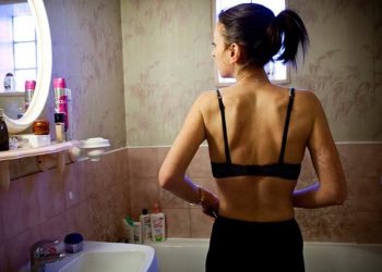 Οι Γαλλίδες πέταξαν τα σουτιέν! Το στήθος εγκλωβίζεται για να δείχνει στητό!