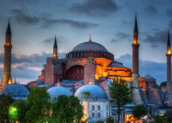 Αγία Σοφία: Ανατριχιαστικές οι ψαλμωδίες μέσα στο ναό[video]