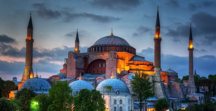 Αγία Σοφία: Ανατριχιαστικές οι ψαλμωδίες μέσα στο ναό[video]