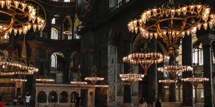 Alldaynews.gr Αγία Σοφία: Οι Αγιογραφίες δεν θα καλυφθούν με λέιζερ ή με φως