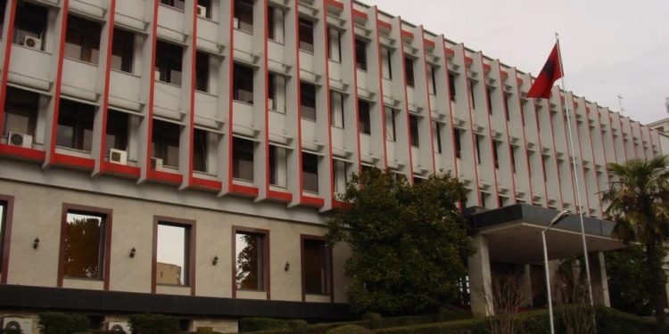 Περίεργη απόλυση όλου του προσωπικού της Πρεσβείας της Αλβανίας στην Αθήνα! Τα διαβατήρια ήταν η αιτία;
