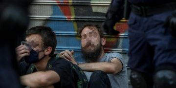 Alldaynews.gr Αποκαλυπτικό βίντεο προκαλεί ερωτήματα: Αστυνομικοί «φυτεύουν» μολότοφ σε σακίδιο συλληφθέντων;