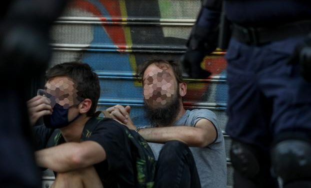 Alldaynews.gr Αποκαλυπτικό βίντεο προκαλεί ερωτήματα: Αστυνομικοί «φυτεύουν» μολότοφ σε σακίδιο συλληφθέντων;