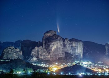 Εντυπωσιακός κομήτης πάνω από τα Μετέωρα: Εικόνες που κόβουν την ανάσα από τη Θεσσαλία και άλλες περιοχές της Ελλάδας (pics)