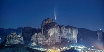 Alldaynews.gr Εντυπωσιακός κομήτης πάνω από τα Μετέωρα: Εικόνες που κόβουν την ανάσα από τη Θεσσαλία και άλλες περιοχές της Ελλάδας (pics)