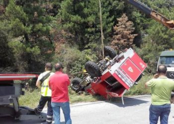 Ανατράπηκε πυροσβεστικό κατά τη διάρκεια κατάσβεσης πυρκαγιάς – Ένας τραυματίας