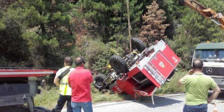 Alldaynews.gr Ανατράπηκε πυροσβεστικό κατά τη διάρκεια κατάσβεσης πυρκαγιάς – Ένας τραυματίας