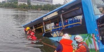 Λεωφορείο βγαίνει από το δρόμο και πέφτει από τα 12 μέτρα σε λίμνη – 21 νεκροί (Video)