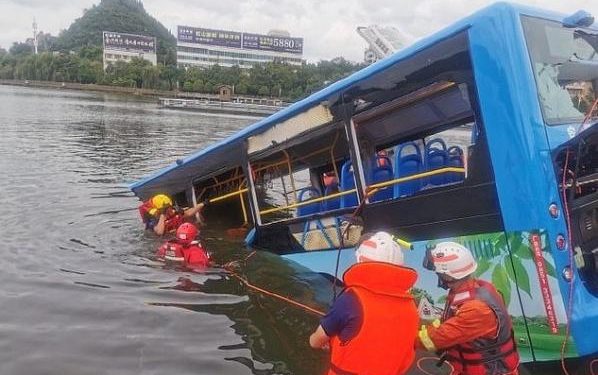 Λεωφορείο βγαίνει από το δρόμο και πέφτει από τα 12 μέτρα σε λίμνη – 21 νεκροί (Video)