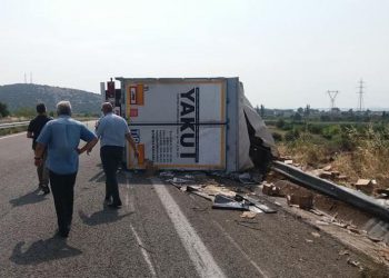 Καθάρισε ο τόπος στην Καβάλα: Ανατροπή νταλίκας που μετέφερε σαμπουάν και κρεμοσάπουνα (pics)