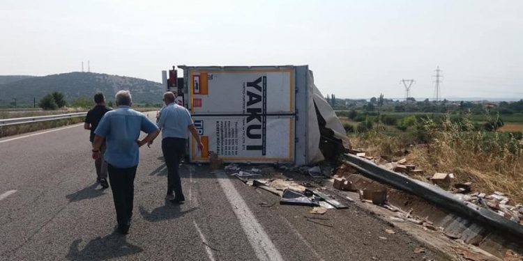 Alldaynews.gr Καθάρισε ο τόπος στην Καβάλα: Ανατροπή νταλίκας που μετέφερε σαμπουάν και κρεμοσάπουνα (pics)