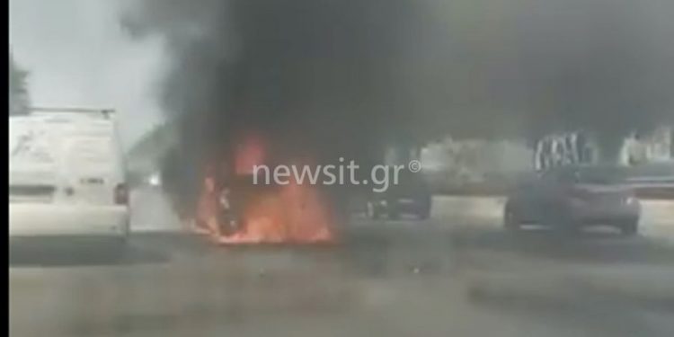 Στις φλόγες σχολικό στην Εθνική Οδό (video)