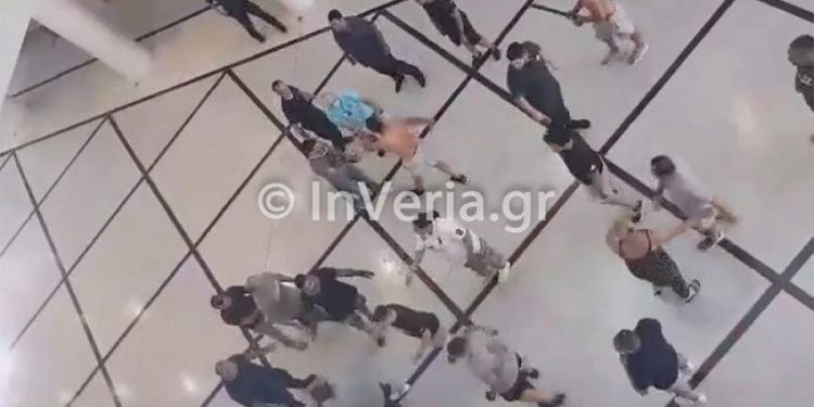 Alldaynews.gr VIDEO: Ξύλο στο Δικαστικό Μέγαρο Βέροιας – Προσαγωγές από την ΕΛ.ΑΣ.