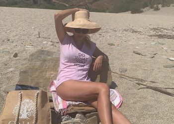 Ποζάρει με μαγιό στην Άνδρο και κόβει… ανάσες με το καλλίγραμο κορμί της! (Pic)