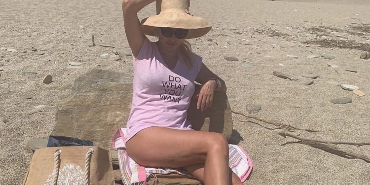 Ποζάρει με μαγιό στην Άνδρο και κόβει… ανάσες με το καλλίγραμο κορμί της! (Pic)